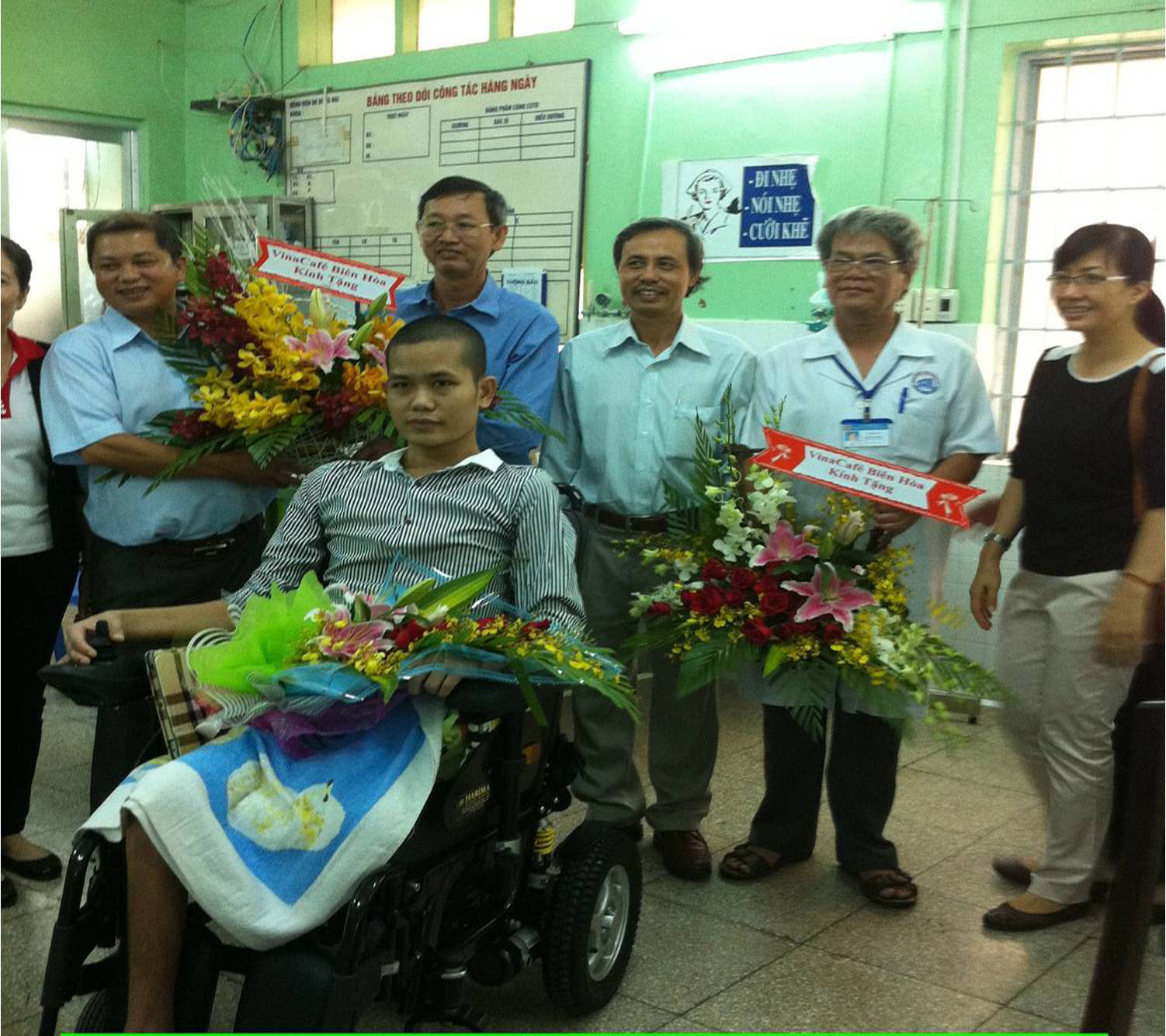 Vui mừng tiễn bệnh nhân Doanh ra viện.