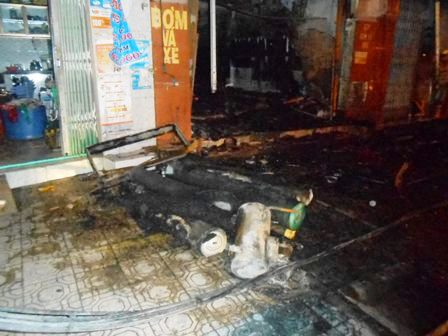 Một số cuộn vải da được di chuyển ra ngoài