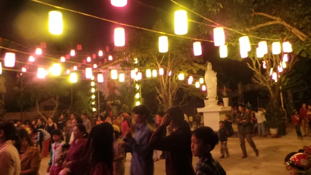 Những ánh đèn từ nhà chùa là căn nguyên gây nên bóng trên cây sao