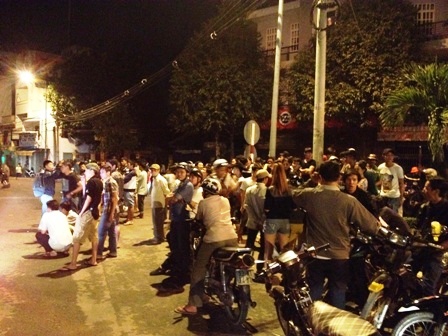 Đến 23h đêm 22/12, hàng trăm người dân vẫn tụ tập gần hiện trường vụ cháy
