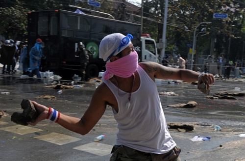 Ban đầu những người biểu tình chỉ đeo khăn ướt khi thấy dấu hiệu của khói và hơi cay, nhưng đến ngày hôm qua, họ bắt đầu có những dụng cụ tốt hơn.