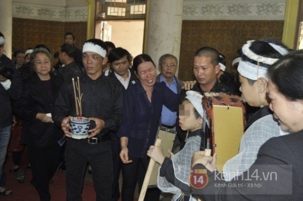 Nỗi đau xé lòng trong đám tang không có quan tài của chị Huyền 5 Nỗi đau xé lòng trong đám tang không có quan tài của chị Huyền 5