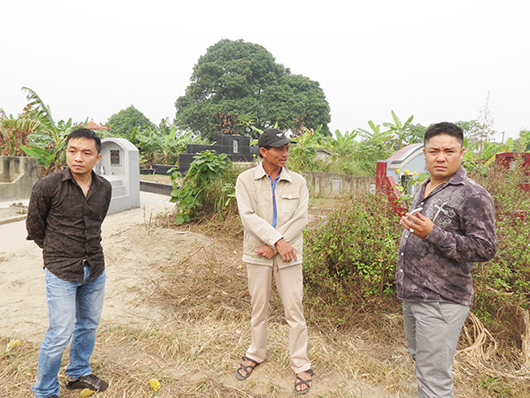 Cũng theo ông Khiêm, người lạ mặt lén lút đến thắp hương và tránh gặp người lạ.