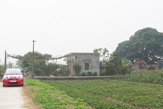 Sự xuất hiện của người lạ tại nghĩa trang khiến dư luận nghi ngờ xác chị Huyền bị chôn trộm nơi đây.