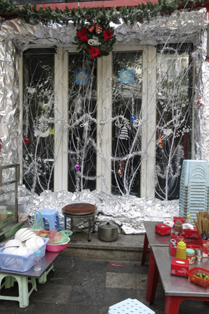 Quán bar với khung cửa tuyết trên phố cổ Hà Nội.