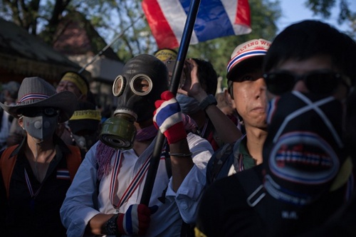 Another user by the name of Nam Nam Nam posted a clip showing demonstrators how to render tear-gas rounds ineffective by simply picking up a canister fired by police and dropping it into a bottle or a bucket of water.