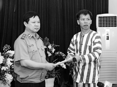 VKS trao quyết định đình chỉ thi hành án cho ông Nguyễn Thanh Chấn