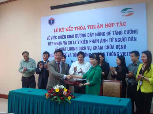
	Đại diện Bộ Y tế và Công ty Viettel ký kết thỏa thuận hợp tác về đường dây nóng ngành y tế.