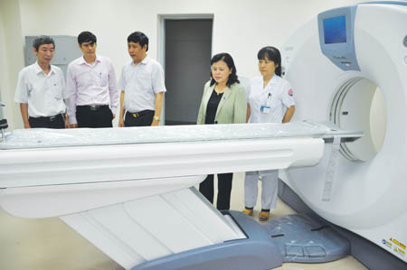 Thứ trưởng Bộ Y tế Nguyễn Thị Xuyên kiểm tra Trung tâm Ung bướu BVĐK Bắc Ninh. Ảnh: Thục Anh