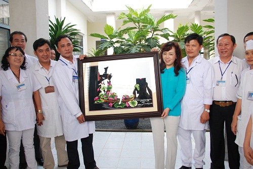 
	Bộ trưởng Nguyễn Thị Kim Tiến trao quà cho Trạm y tế xã Long Thọ, huyện Nhơn Trạch, tỉnh Đồng Nai.