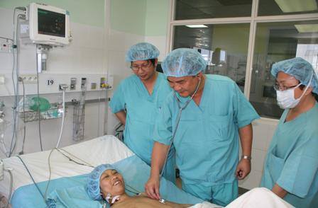 GS.TS.Bùi Đức Phú (đứng, giữa) bên bệnh nhân Hứa Cẩm Tú đang tươi cười vì đã được ghép thận thành công GS.TS.Bùi Đức Phú (đứng, giữa) bên bệnh nhân Hứa Cẩm Tú đang tươi cười vì đã được ghép thận thành công