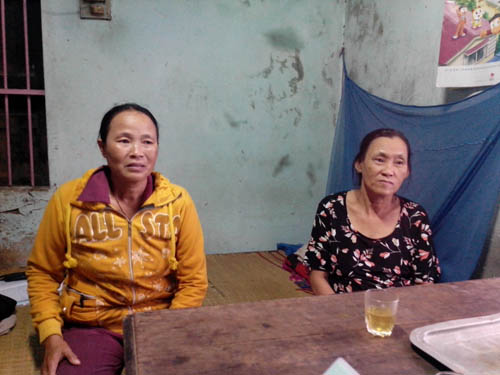 Chị Phải (trái) đến trò chuyện với chị Khéo. Ảnh: Cẩm Quyên