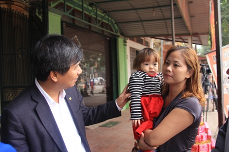 GS.TS.Nguyễn Anh Trí hỏi thăm tình hình con gái của Nguyễn Thị Phương Liên (huyện Tân Yên, Bắc Giang) cũng điều trị tại Viện Huyết học - Truyền máu Trung ương vừa được ra Viện. Hiện tại sức khỏe của cháu đã ổn định.