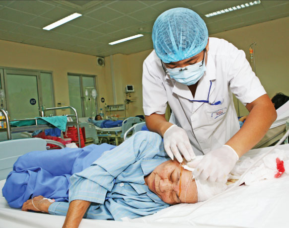 Bác sĩ điều trị ở bệnh viện được đào tạo để thực hiện nhiệm vụ chữa bệnh cứu người. Ảnh: Trần minh