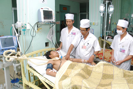 Chăm sóc bệnh nhân nặng ở Khoa HSCC Viện 211 - Tây Nguyên.