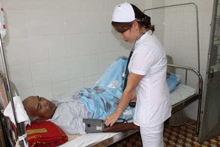 Bệnh nhân Y Kroong Niê đang được theo dõi sau phẫu thuật. Ảnh: Daklakonline
