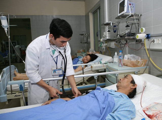 Nhiều người BN mình đã gặp, sau khi họ để cho một giáo sư, tiến sĩ hay bác sĩ nào đó điều trị xong phải thốt lên câu “Biết vậy tôi không để ông ấy điều trị, hay mổ cho tôi, ân hận quá”... Ảnh Trần Minh.