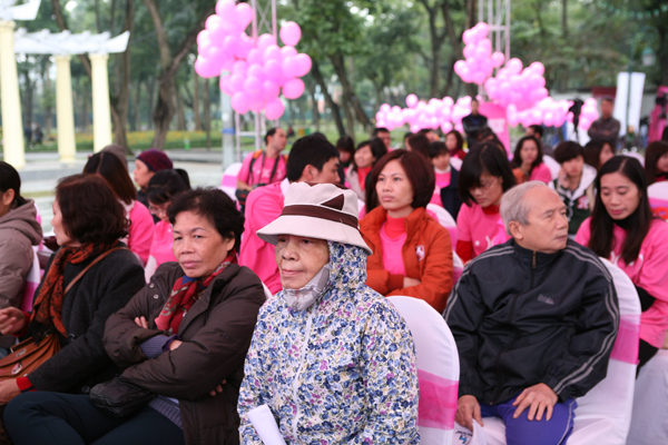 
	Buổi lễ có sự tham gia của đông đảo người dân và tình nguyện viên.