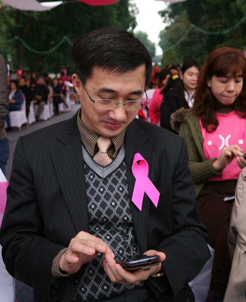 
	Thứ trưởng Bộ Y tế Nguyễn Thị Xuyên và Phó Giám đốc Bệnh viện K Trần Văn Thuấn phát động nhắn tin tuyên truyền kiến thức về phòng ngừa ung thư vú.