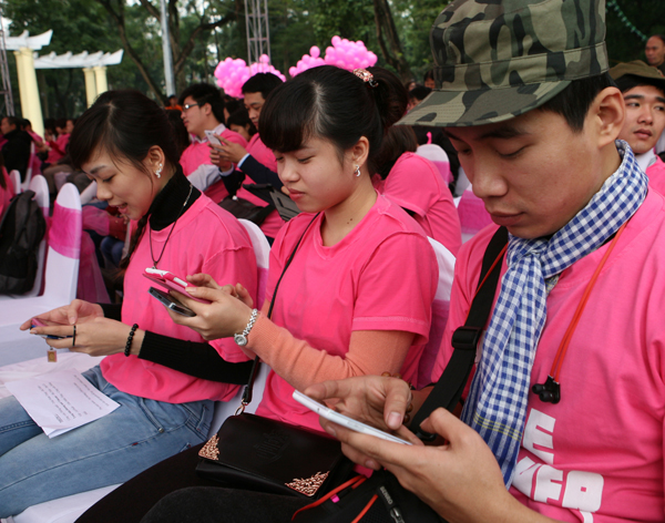 
	Các nghệ sĩ và tình nguyện viên hưởng ứng chiến dịch bằng cách nhắn tin tuyên tuyền phòng ngừa bệnh ung thư vú cho người thân của mình.