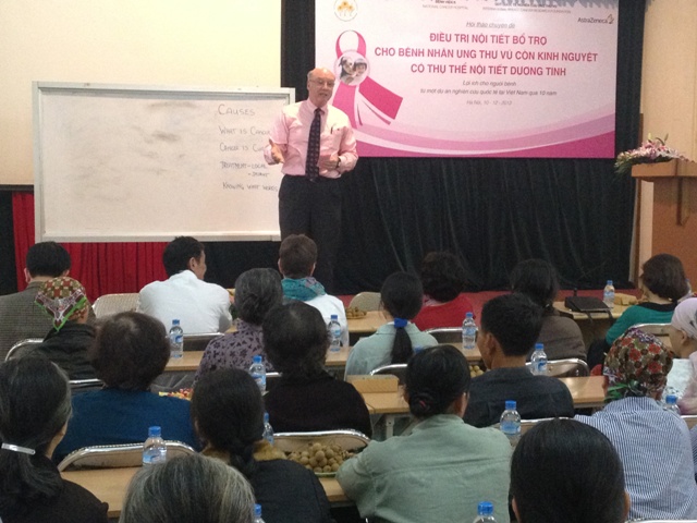 
	GS. Richarch Love giải đáp những thắc mắc của BN ung thư vú tại BV K.