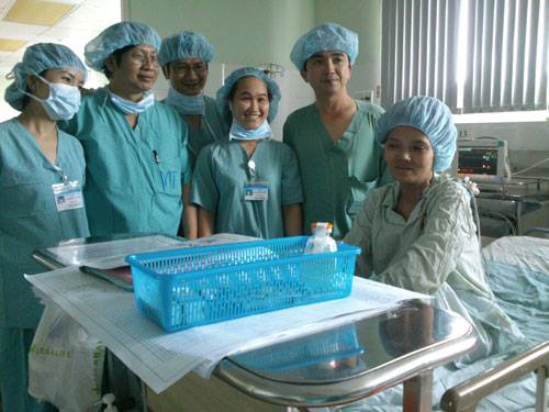 Ê kíp y bác sĩ của Trung tâm Tim mạch Bệnh viện T.Ư Huế với niềm vui được cứu sống của chị V