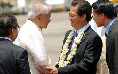 Ngoại trưởng Philippinnes Albert F. Del Rosario ra sân bay Villamor đón Thủ tướng Nguyễn Tấn Dũng và đoàn đại biểu Việt Nam - Ảnh VGP/Nhật Bắc.