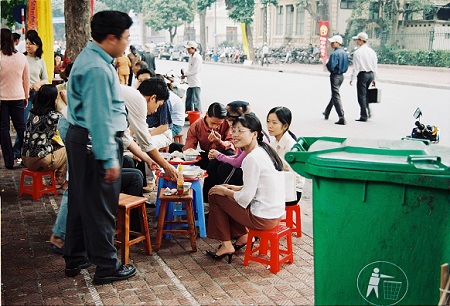 Thức ăn đường phố không đảm bảo vệ sinh là một nguyên nhân gây ngộ độc.&nbsp;&nbsp; Ảnh: TM