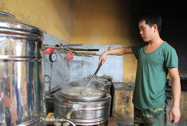 Các chiến sĩ phục vụ bữa cơm cho đơn vị.