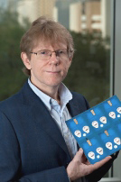Nhà khoa học John McDevitt dẫn đầu phòng thí nghiệm trường ĐH Rice nơi những con chip sinh học nano được lập trình để phát hiện dấu hiệu các bệnh tim mạch, ung thư và HIV