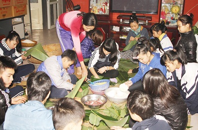 Không khí ấm cúng của mẹ và các con cùng tham gia gói bánh.