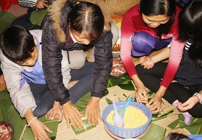 Hướng dẫn các con gói bánh.