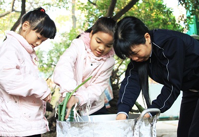 Giúp mẹ.