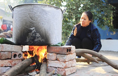Chị Phùng Thị Luyến bên nồi bánh chưng.