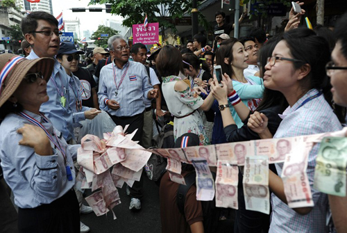 [Caption]Meanwhile, PDRC secretary-general Suthep Thaugsuban yesterday led his supporters in a march from Charoen Krung Soi 50 to Silom Road. 