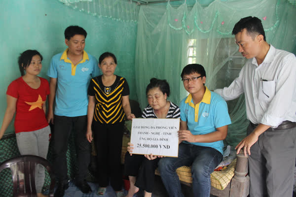 Đại diện những người làm báo tại miền Trung trao số tiền đến gia đình Trung úy Phạm Khả Đăng.