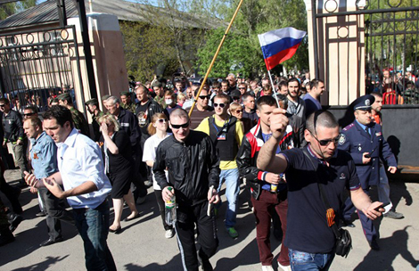 Đông đảo người biểu tình tràn vào đài truyền hình ở thành phố Donetsk ngày 27/4.