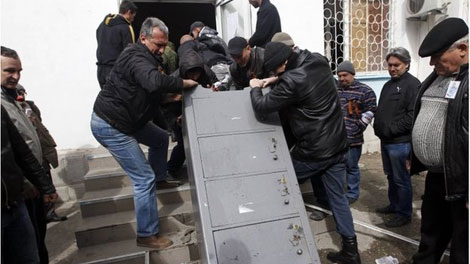 Các nhà hoạt động thân Nga di chuyển một chiếc tủ khỏi căn cứ hải quân Ukraine trên bán đảo Crimea.