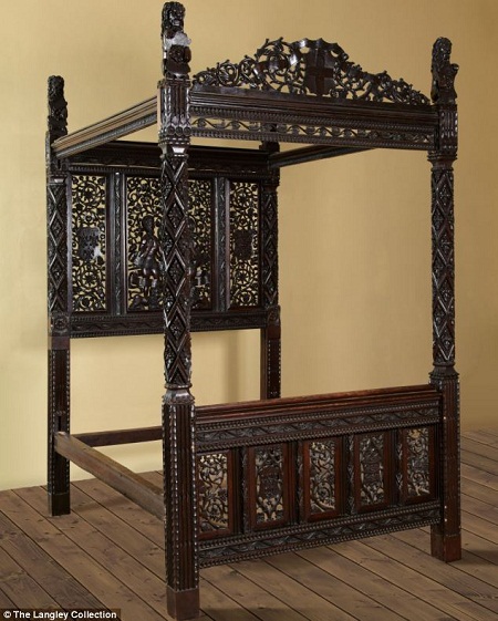 Chiếc giường được đóng bằng gỗ sồi thượng hạng, có nhiều họa tiết trang trí cầu kỳ, tinh xảo.