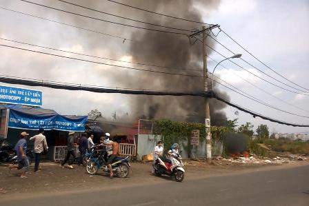 Ngọn lửa bắt nguồn từ bãi rác bên ngoài bãi giữ xe