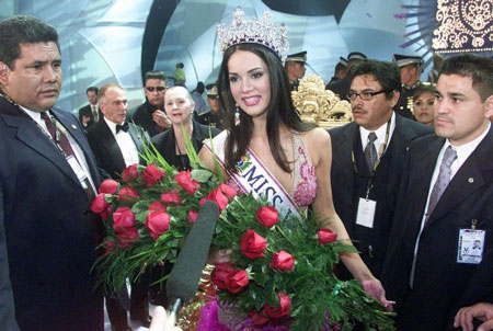 Monica Spear đăng quang Hoa hậu Venezuela năm 2004.