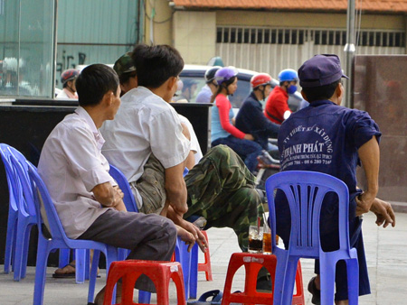 Người dân co ro trong cái lạnh đầu mùa