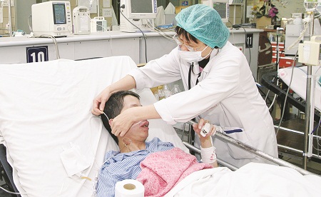 Cấp cứu một ca ngộ độc rượu tại trung tâm Chống độc-Bệnh viện Bạch mai. Ảnh: Trần Minh