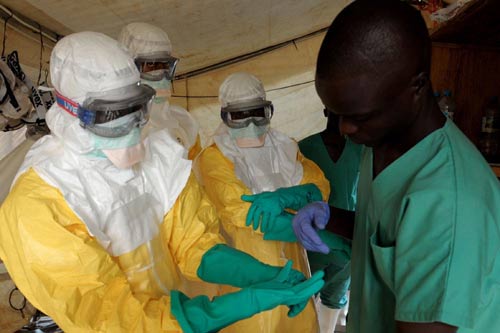 Gần 1.000 người chết vì Ebola, 3 tình huống ứng phó của VN - 1