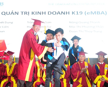 Tân Thạc sĩ Trần Thanh Sơn được cõng lên nhận bằng.