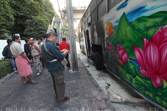 Chiếc xe buýt bị đốt ở khu Nang Loeng, Bangkok Ảnh: BANGKOK POST