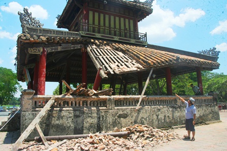 Một góc sau của Phu Văn Lâu bị sập