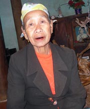 Bà Bùi Thị Hán kể chuyện.