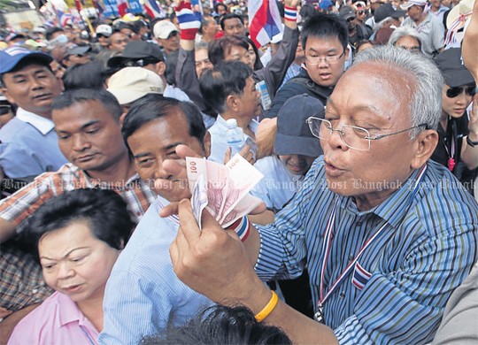 Ông Suthep nhận tiền ủng hộ của người biểu tình trong cuộc tuần hành ngày 20-12-2013 73 Bangkok. Ảnh: Bangkok Post