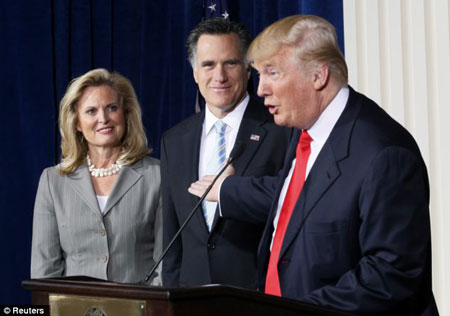 Tỉ phú Trump (bìa phải) là người ủng hộ lớn cho ứng viên Tổng thống đảng Cộng hòa Mitt Romney.